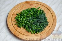 Фото приготовления рецепта: Слоёный салат с ветчиной, сыром, яйцами и зелёным горошком - шаг №5