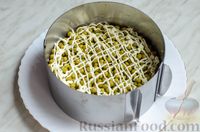 Фото приготовления рецепта: Слоёный салат с ветчиной, сыром, яйцами и зелёным горошком - шаг №10