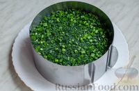 Фото приготовления рецепта: Слоёный салат с ветчиной, сыром, яйцами и зелёным горошком - шаг №12