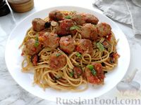 Фото к рецепту: Спагетти с фрикадельками и маслинами в томатном соусе