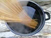 Фото приготовления рецепта: Спагетти с фрикадельками и маслинами в томатном соусе - шаг №12