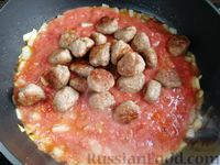 Фото приготовления рецепта: Спагетти с фрикадельками и маслинами в томатном соусе - шаг №11