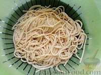Фото приготовления рецепта: Спагетти с фрикадельками и маслинами в томатном соусе - шаг №15