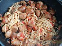 Фото приготовления рецепта: Спагетти с фрикадельками и маслинами в томатном соусе - шаг №16