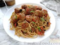 Фото приготовления рецепта: Спагетти с фрикадельками и маслинами в томатном соусе - шаг №18