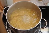 Фото приготовления рецепта: Спагетти с курицей в томатном соусе - шаг №7