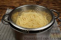 Фото приготовления рецепта: Спагетти с курицей в томатном соусе - шаг №12