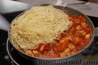 Фото приготовления рецепта: Спагетти с курицей в томатном соусе - шаг №13
