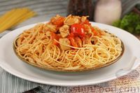 Фото к рецепту: Спагетти с курицей в томатном соусе