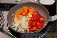 Фото приготовления рецепта: Чечевица с курицей и овощами (на сковороде) - шаг №5
