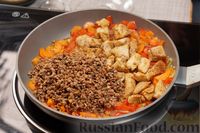 Фото приготовления рецепта: Чечевица с курицей и овощами (на сковороде) - шаг №7