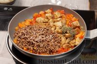 Фото приготовления рецепта: Чечевица с курицей и овощами (на сковороде) - шаг №8