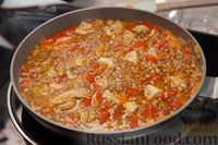 Фото приготовления рецепта: Чечевица с курицей и овощами (на сковороде) - шаг №9