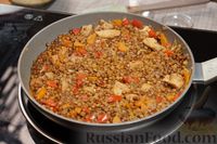Фото приготовления рецепта: Чечевица с курицей и овощами (на сковороде) - шаг №10