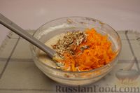 Фото приготовления рецепта: Тыквенный кекс с орехами и апельсиново-сметанным кремом - шаг №8