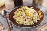 Фото к рецепту: Салат с пекинской капустой, жареными шампиньонами, кукурузой и сыром