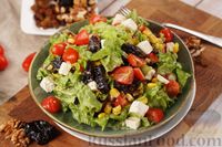Фото к рецепту: Салат с помидорами, сыром фета, кукурузой, орехами и сухофруктами