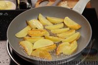 Фото приготовления рецепта: Жареная картошка в соевом соусе - шаг №4