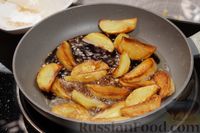 Фото приготовления рецепта: Жареная картошка в соевом соусе - шаг №7