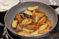 Фото приготовления рецепта: Жареная картошка в соевом соусе - шаг №8