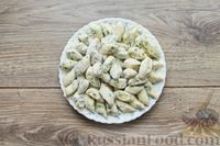 Фото приготовления рецепта: Ленивые вареники с творогом, манной крупой и зеленью - шаг №10