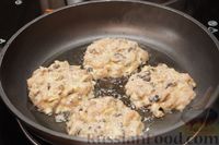 Фото приготовления рецепта: Рубленые куриные котлеты с грибами и сыром - шаг №8