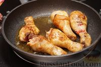 Фото приготовления рецепта: Куриные ножки, тушенные в томатном соусе - шаг №3