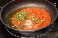 Фото приготовления рецепта: Куриные ножки, тушенные в томатном соусе - шаг №4