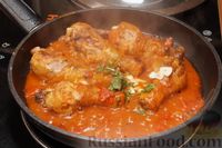 Фото приготовления рецепта: Куриные ножки, тушенные в томатном соусе - шаг №7