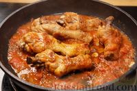 Фото приготовления рецепта: Куриные ножки, тушенные в томатном соусе - шаг №8