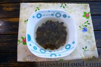 Фото приготовления рецепта: Сельдь, маринованная в томатном соусе с луком и изюмом - шаг №7