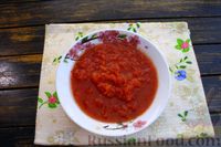 Фото приготовления рецепта: Сельдь, маринованная в томатном соусе с луком и изюмом - шаг №8