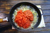 Фото приготовления рецепта: Сельдь, маринованная в томатном соусе с луком и изюмом - шаг №12