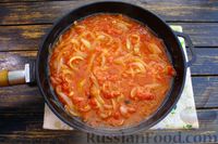 Фото приготовления рецепта: Сельдь, маринованная в томатном соусе с луком и изюмом - шаг №13