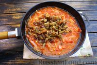 Фото приготовления рецепта: Сельдь, маринованная в томатном соусе с луком и изюмом - шаг №14