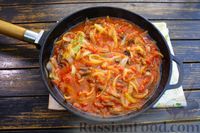 Фото приготовления рецепта: Сельдь, маринованная в томатном соусе с луком и изюмом - шаг №15