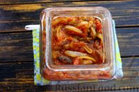 Фото приготовления рецепта: Сельдь, маринованная в томатном соусе с луком и изюмом - шаг №19