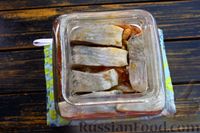 Фото приготовления рецепта: Сельдь, маринованная в томатном соусе с луком и изюмом - шаг №18