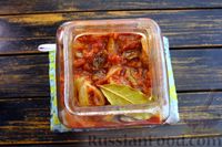 Фото приготовления рецепта: Сельдь, маринованная в томатном соусе с луком и изюмом - шаг №20