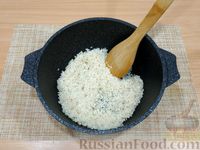 Фото приготовления рецепта: Рис с консервированным тунцом - шаг №4