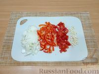 Фото приготовления рецепта: Фунчоза с куриной печенью и овощами в томатном соусе - шаг №5