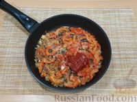 Фото приготовления рецепта: Фунчоза с куриной печенью и овощами в томатном соусе - шаг №8