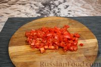 Фото приготовления рецепта: Салат с пекинской капустой, кукурузой, помидорами и сыром - шаг №4