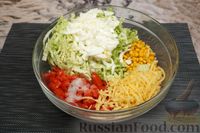 Фото приготовления рецепта: Салат с пекинской капустой, кукурузой, помидорами и сыром - шаг №9