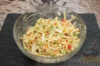 Фото приготовления рецепта: Салат с пекинской капустой, кукурузой, помидорами и сыром - шаг №11