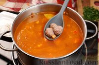 Фото приготовления рецепта: Томатный суп с фрикадельками и рисом - шаг №18