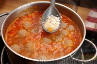 Фото приготовления рецепта: Томатный суп с фрикадельками и рисом - шаг №19