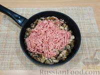 Фото приготовления рецепта: Гречка с мясным фаршем и шампиньонами (на сковороде) - шаг №6