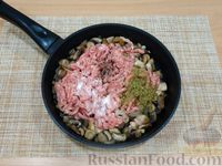 Фото приготовления рецепта: Гречка с мясным фаршем и шампиньонами (на сковороде) - шаг №7