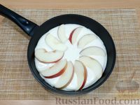 Фото приготовления рецепта: Сладкий омлет с яблоком - шаг №8